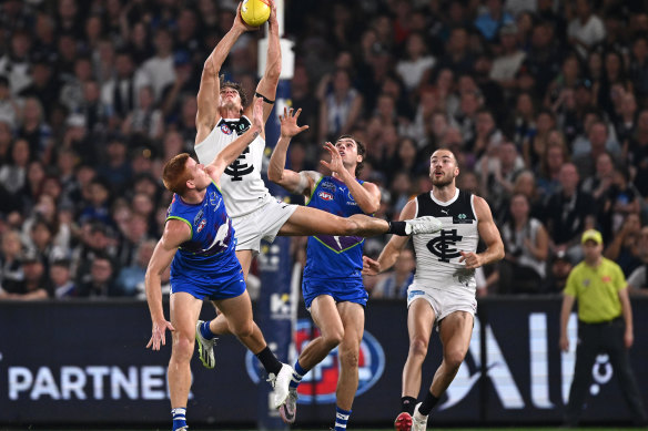 Charlie Curnow takes a mark.