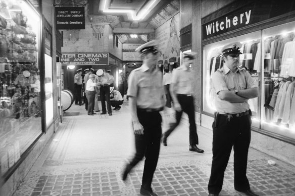 Police at Melbourne’s Manchester Unity building in 1978, where robbers killed three jewellers.
