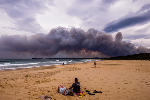 Bushfires at Coolagolite on the NSW South Coast as seen from Camel Rock.