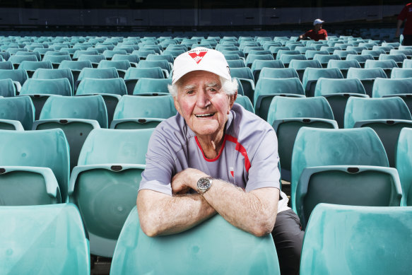 Iconic Swans fan Kenny Williams has passed away, aged 93.