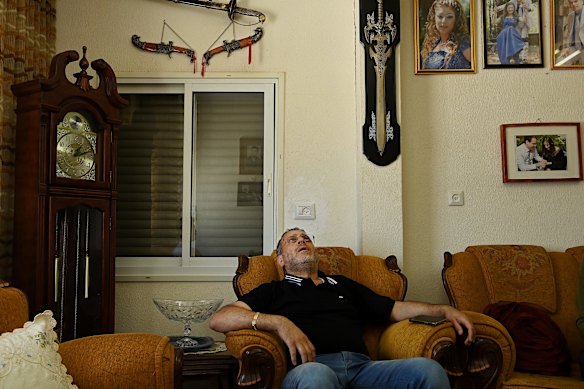 Raja Khatib is making a moment while discarding how his wife and two daughters and his city's household is harassed by a missile in the Iranian ballistics.