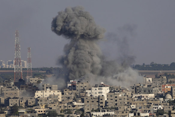 İsrail'in 7 Ağustos Pazar günü Gazze'de bir konut binasına düzenlediği hava saldırısının ardından duman yükseliyor.