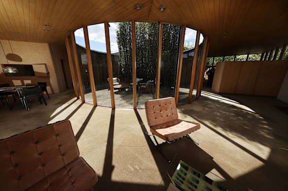 Rou Grounds’ Hill Street house in Toorak is another example of mid-century architecture’s fluid approach to indoor-outdoor designs. 