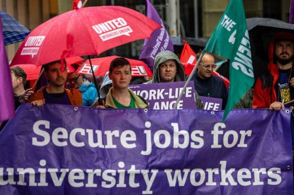 Apesar dos excedentes saudáveis ​​em muitas universidades, os contínuos despedimentos de pessoal e os cortes generalizados de cursos também afectaram o sector. 