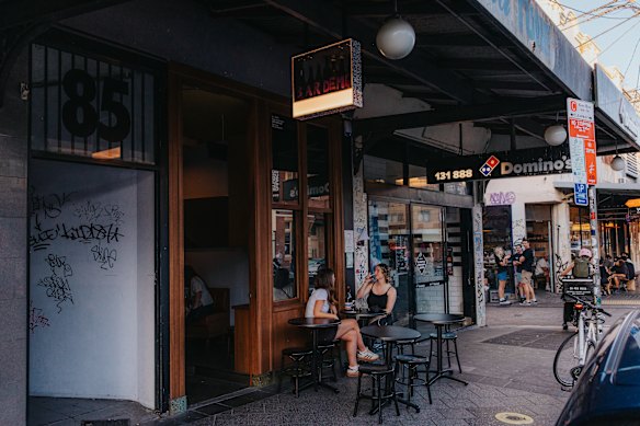 O Bar Demo é um dos poucos bares em Sydney com mesas na calçada.