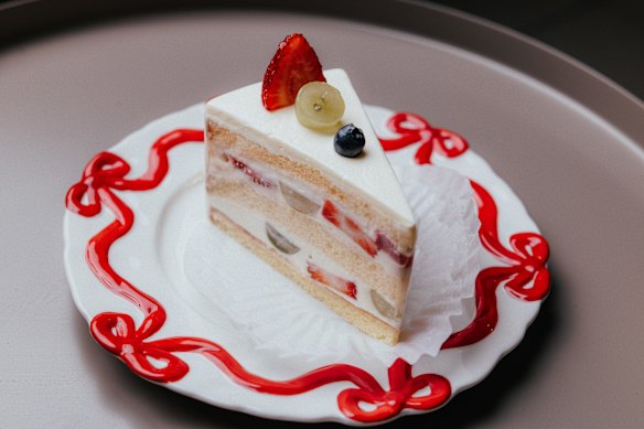 Fresh fruit cream cake.
