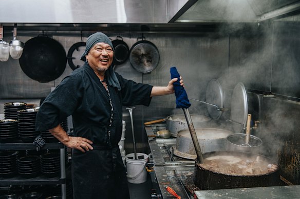 Chef Mori Hogashida making Gumshara’s signtature tonkotsu broth.