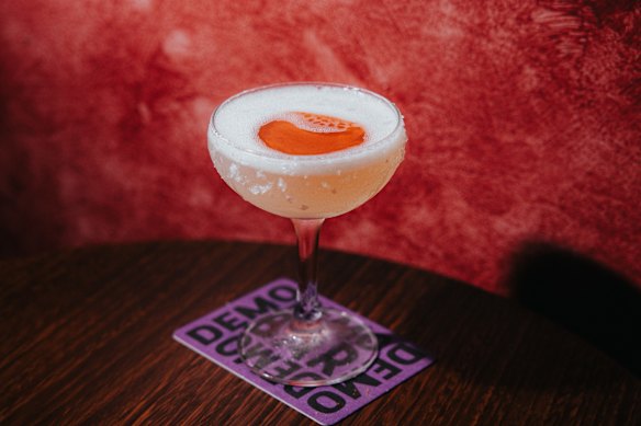 Ma-La-Ga-Rita com tequila com infusão de pimenta, pepino, suco de limão e muito óleo de pimenta.