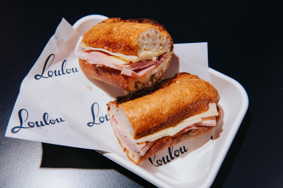 Jambon beurre gruyere baguette.