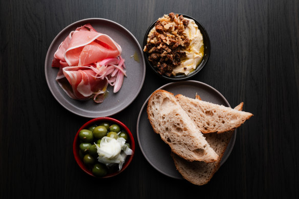 Antipasto - olives, white bean skordalia, prosciutto and
sourdough.