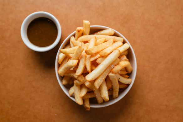 Hot chips with curry sauce.