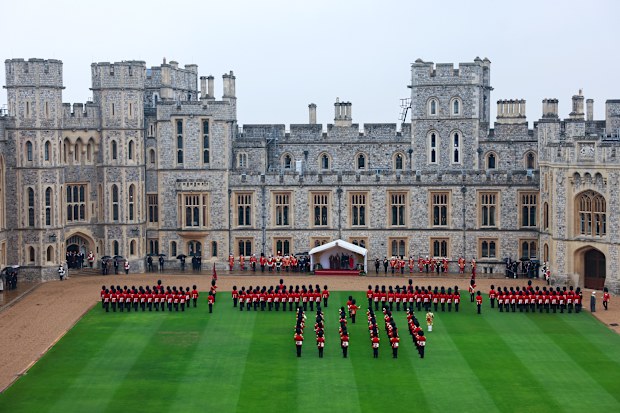  (L-R) H.H. Sayyid Theyazin bin Haitham Al Said Deputy Prime Minister for Economic Affairs, The Sultan of Oman Haitham bin Tariq Al Said, H.H. Sayyid Shihab bin Tariq Al Said, Deputy Prime Minister for Defence Affairs, King Charles III, Catherine, Princess of Wales, Queen Camilla and Prince William, Prince of Wales in the Quadrangle of Windsor Castle during the State Visit of the Sultan Of Oman to the UK on October 20, 2026 in Windsor
