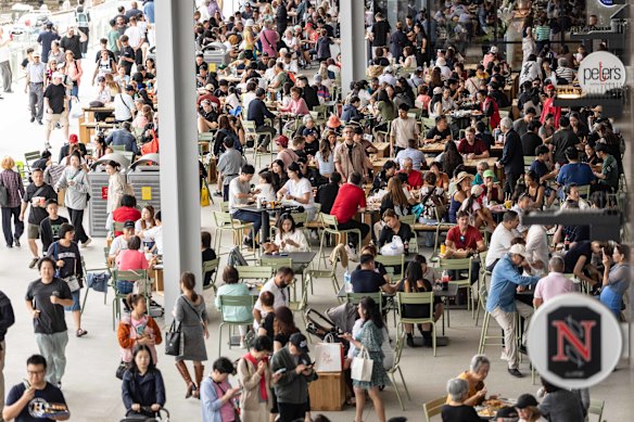 O novo mercado de peixe de Sydney recebeu mais de 5 mil visitantes por hora, a partir do meio da manhã.