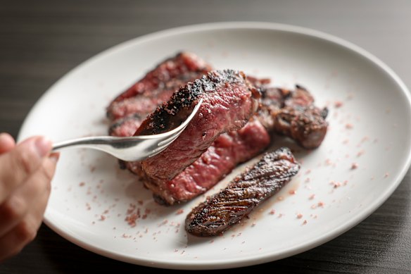 Bife perfeitamente cozido, grelhado por Juan Berbeo.