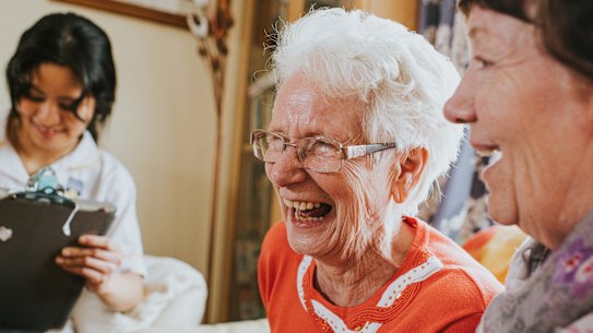 A demência é mais comum em mulheres do que em homens na Austrália. Manter-se socialmente ativo é fundamental para resultados positivos na saúde. 