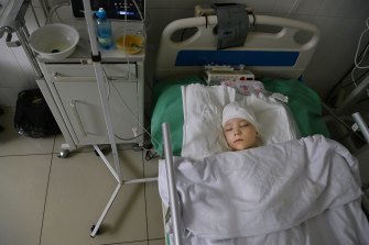 Volodymyr Baklanov，7 歲，在哈爾科夫第 4 急救醫院接受重症監護。 