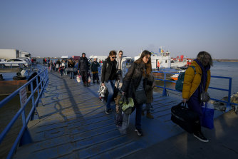 Mülteciler, Isaccea-Orlivka sınır kapısından feribotla kaçıyor.