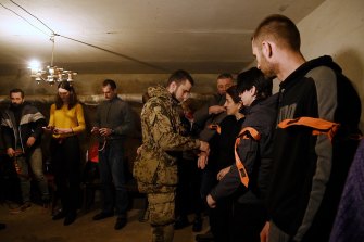 戰鬥護理人員 Vsevolod Dorofeyev（中）在創傷醫學培訓課程中向平民展示使用止血帶。