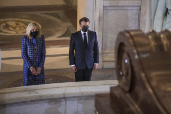 Emmanuel Macron e sua moglie Brigitte Macron stanno accanto alla tomba di Napoleone Bonaparte durante una cerimonia che commemora il bicentenario della morte di Napoleone a maggio.