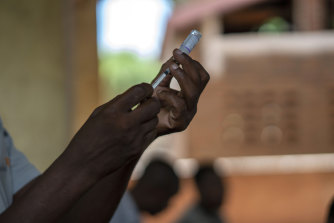 I bambini del villaggio di Tomale, in Malawi, sono stati testati per il primo vaccino contro la malaria al mondo, che ora è stato approvato dall'Organizzazione mondiale della sanità. 