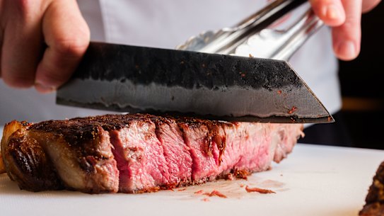 O bife está no cardápio da nova pirâmide alimentar do RFK.