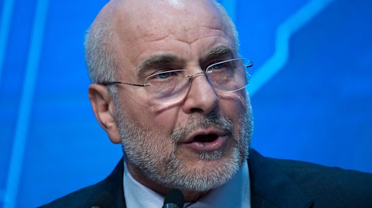 Ghalibaf dirige-se aos meios de comunicação social no parlamento iraniano em dezembro passado.