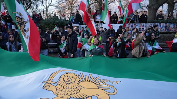 Las reuniones se vuelven globales: los manifestantes se reúnen en Londres portando la tradicional bandera preislámica de Irán.