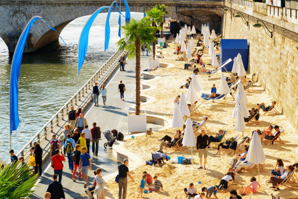 The public beach on the banks of the River Seine.