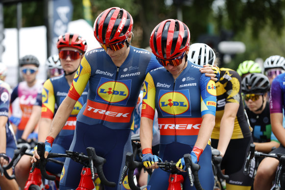 Brodie Chapman (left) consoles Amanda Spratt during a minute silence for Melissa Hoskins before the race.