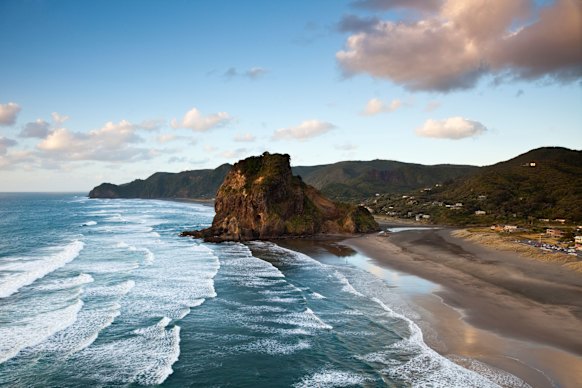 Praia de Piha perto de Auckland.