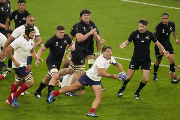 Antoine Dupont passes the ball during the Rugby World Cup against New Zealand.
