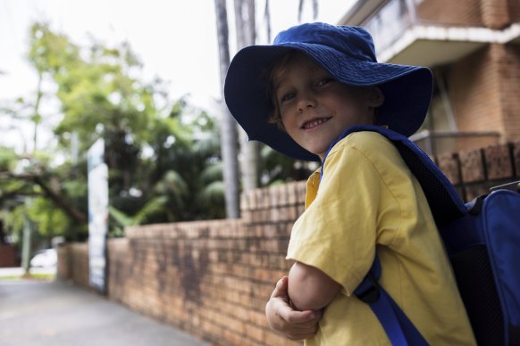 Male teacher numbers in primary schools are dropping, according to new figures.