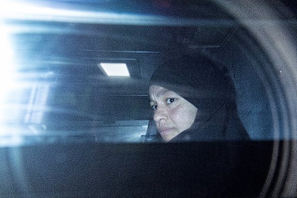 Zeinab Ahmad, una de las dos mujeres vinculadas con presuntos yihadistas del Estado Islámico, es llevada en un vehículo policial blindado del Tribunal de Magistrados de Melbourne en Melbourne el 8 de mayo.