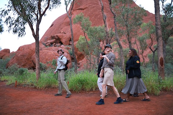 King Frederik X and Queen Mary visit the Muitjulu Waterhole in the Uluru-Kata Tjuṯa National Park.