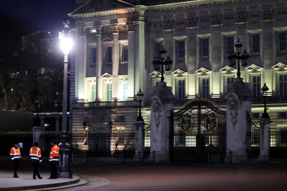The scene outside Buckingham Palace after the man was arrested.