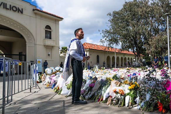 Rabino Yossi Friedman participa da vigília no Bondi Pavilion Memorial.