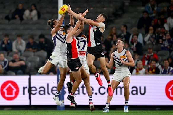 Anthony Caminiti of the Saints spoils a mark by Alex Pearce of the Dockers.