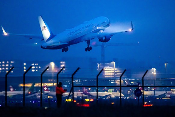Air Force One, yang membawa Trump, berangkat dari Zurich pada hari Kamis,