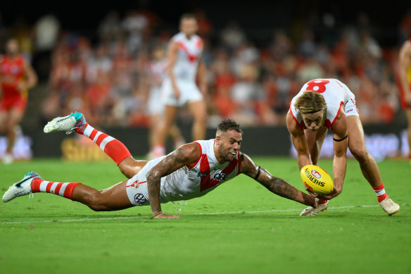 Lance Franklin dives for the ball.