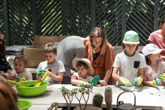 Parents are embracing activities that allow children to connect with nature, the Royal Botanic Garden says.