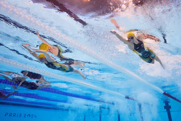 Mollie O’Callaghan and Ariarne Titmus side by side at the 200m freestyle final. O’Callaghan beat Titmus in a new Olympic record time.