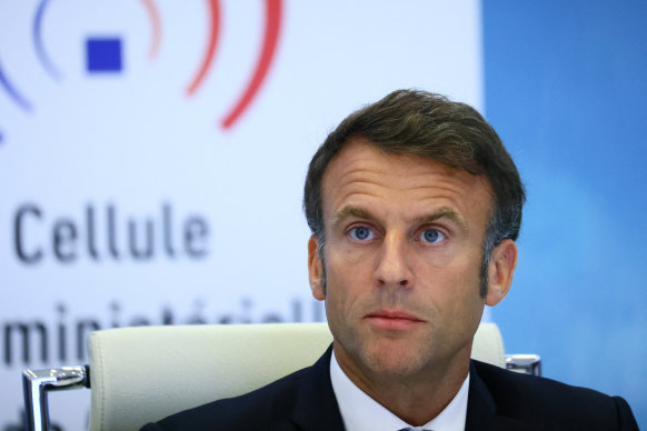 Fransa Cumhurbaşkanı Emmanuel Macron, ülkede isyanlar sürerken hükümetin acil durum toplantısına katıldı.