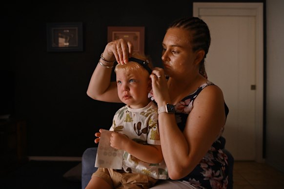 Ashton Mitchell, de dos años, esperó el doble de lo recomendado para una cirugía de oído en el Dubbo Base Hospital.