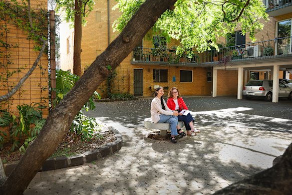 Carla Campbell-Redl (right) and Ying-Lan Dann (left) want to electrify their apartment block. 