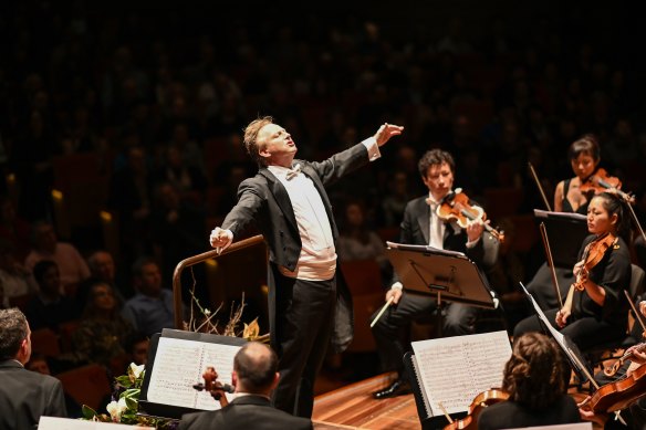 Alex Briger conducts the Australian World Orchestra in 2019.