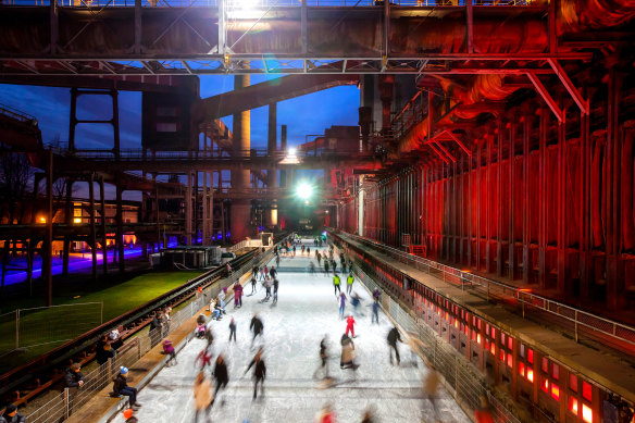 L'imponente pista di pattinaggio sullo Zollverein in Germania.