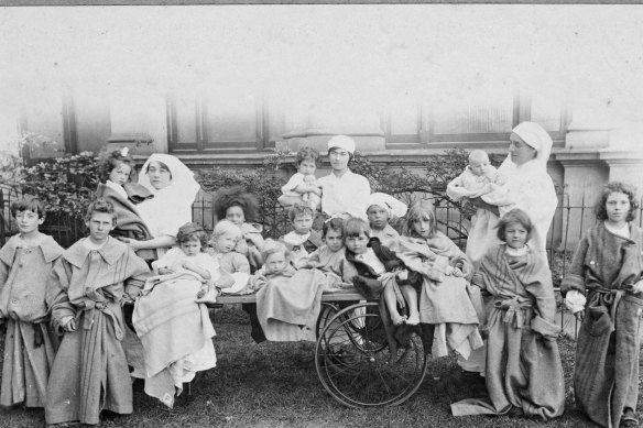 Nurses and patients in Melbourne during the Spanish flu pandemic of 1918-19.