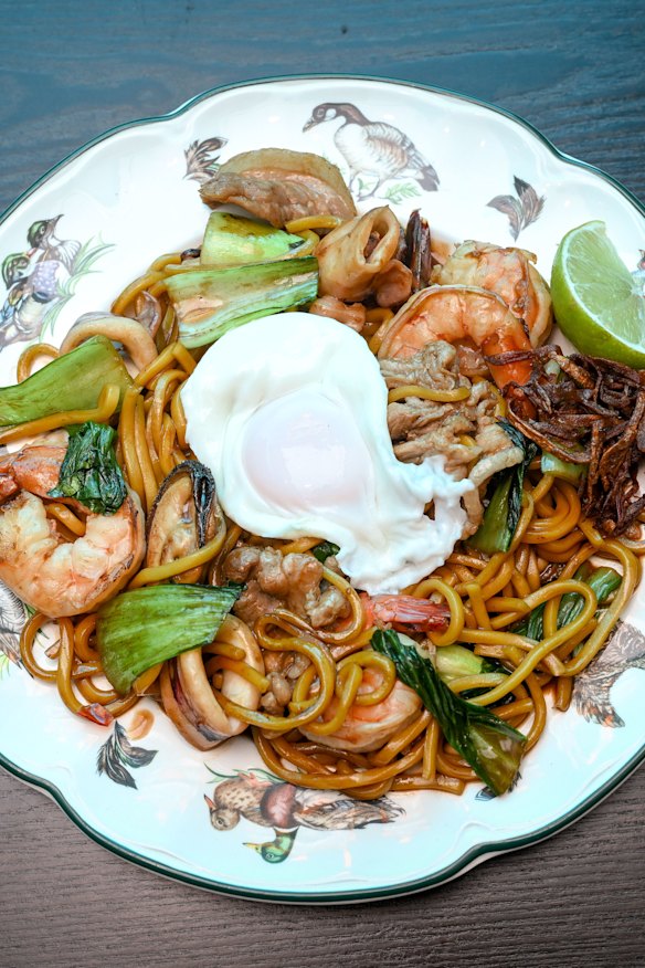 Hokkien noodles stir-fried with prawns, mussels and sliced pork.