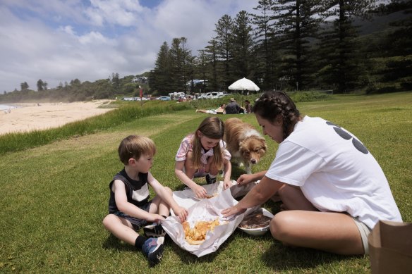 Vivian, Hildie and Floyd enjoy Rosie’s fish and chips at Coledale Beach. 