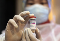 Seorang petugas kesehatan di Surabaya, Jawa Timur, menunjukkan sebotol vaksin AstraZeneca Covit-19.